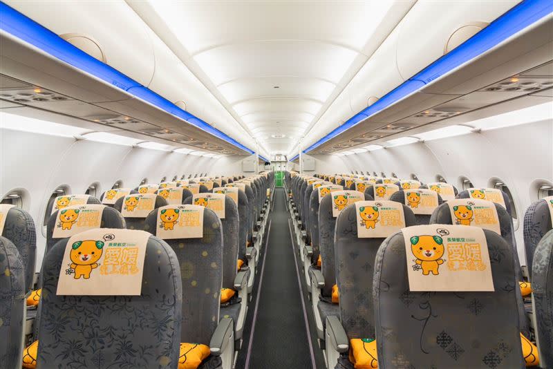 首航班機客艙提供蜜柑狗狗小抱枕、頭墊紙。（圖／長榮航空提供）