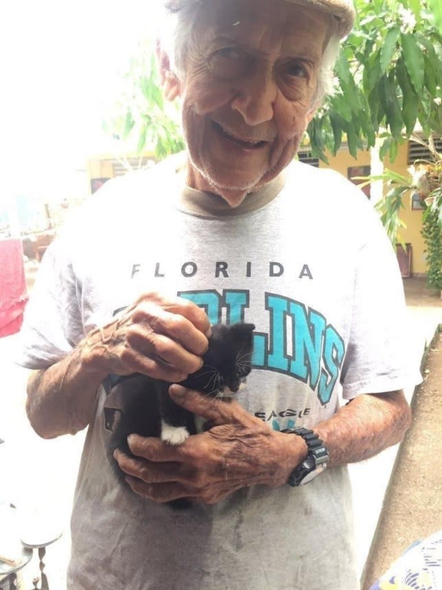 <p>Jimmy tiene 85 años y vive en Puerto Rico junto a su esposa. En su vecindario, hay una gran cantidad de animales sin hogar y él siempre está dispuesto a echarles una mano. Es por eso que, pese a la negativa de su esposa de salvar a una camada de gatitos recien nacidos, lo hizo de todas formas. Los escondió en un coberitizo y los cuidó a escondidas durante bastante tiempo, hasta que estuvieron sanos y fuertes. </p>