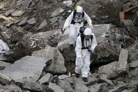 Soldiers look for survivors among the wreckage after an explosion in Kaohsiung, southern Taiwan, August 2, 2014. REUTERS/Toby Chang