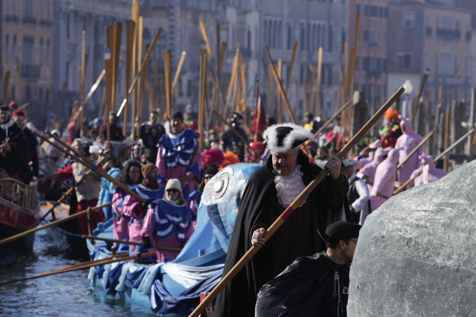 Embarcaciones participan en el tradicional desfile en góndola del Carnaval de Venecia, Italia, el 28 de enero de 2024. Venecia conmemora el 700 aniversario de la muerte de Marco Polo con un año de actos que comenzaron con un inicio del Carnaval dedicado a uno de los hijos más ilustres de la ciudad de los canales. (AP Foto/Luca Bruno)