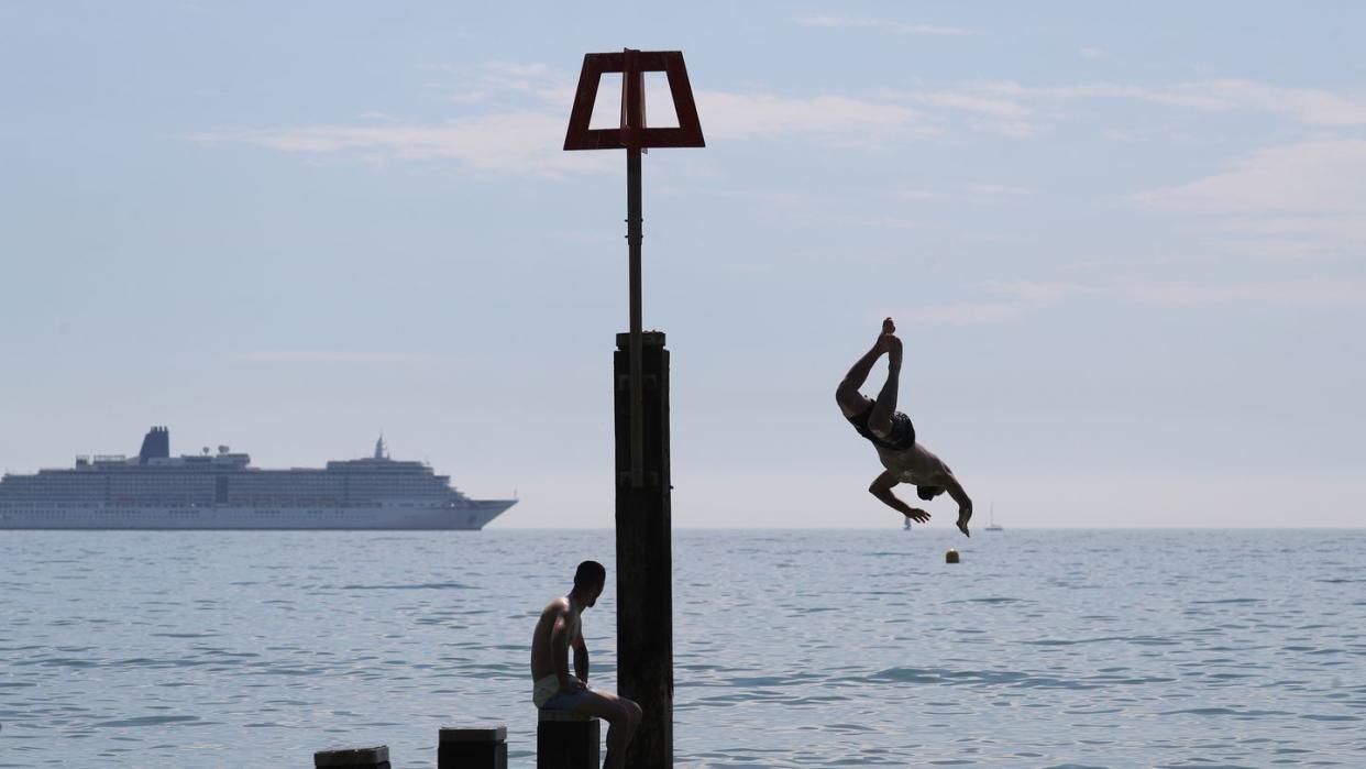 Sommerhitze am Strand: Da hilf nur ein Spung ins Wasser.