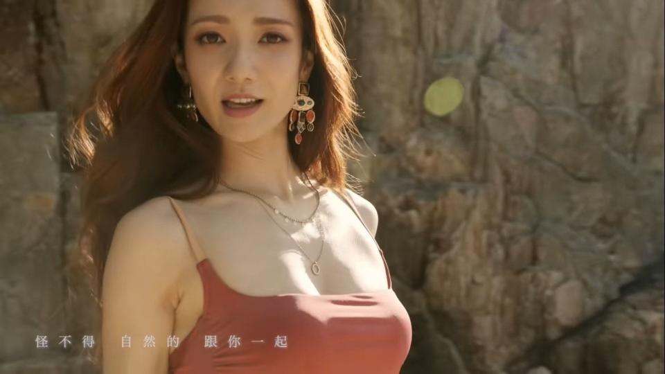 在MV內，有多個造型，仲有呢個bra top look印住跳舞。