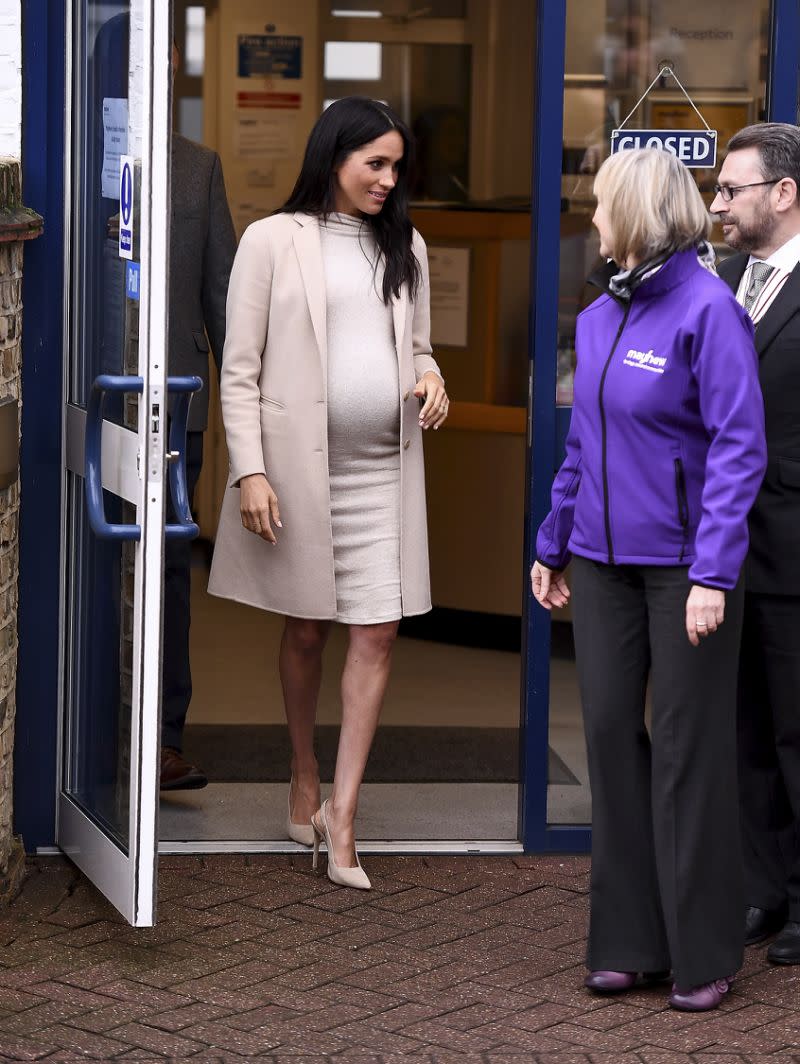 Meghan portait une robe de la marque H&M d’une valeur de 25 £ (environ 28 euros) lors de sa visite [Photo: Getty]