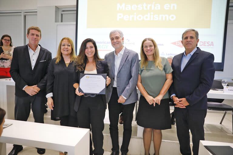 Silvana Montaldo recibe su diploma de graduado de parte del equipo docente de la Maestría LN/UTDT