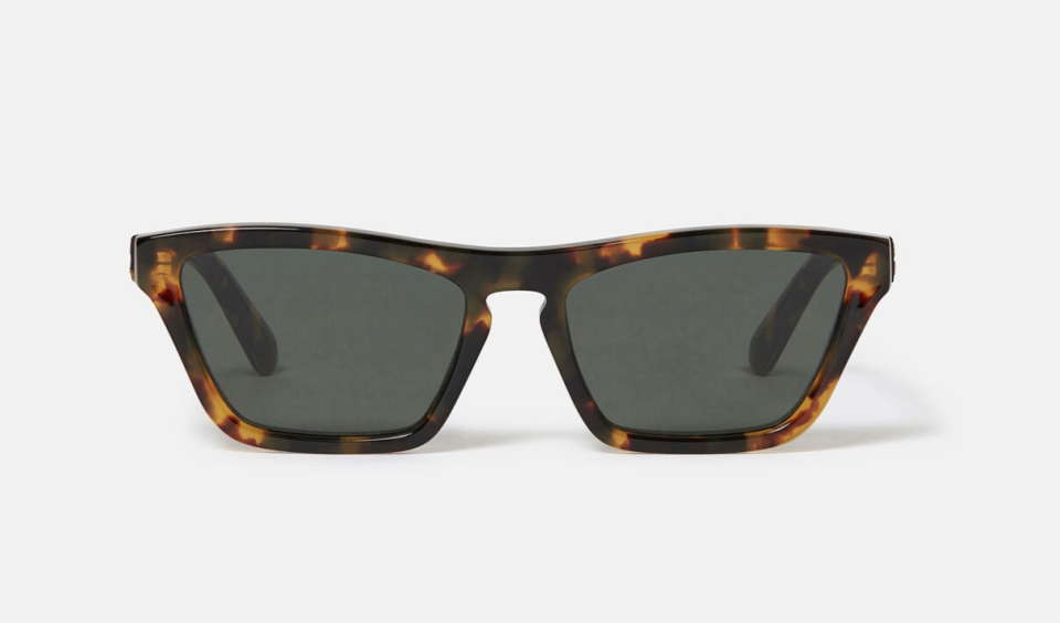 tortiste patterned sunglasses