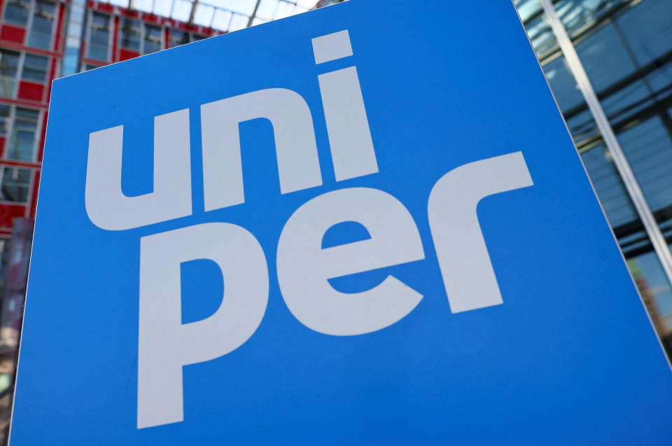 Das Uniper-Logo an der Zentrale in Düsseldorf: Seit März 2020 gehört das Unternehmen mehrheitlich dem finnischen Energiekonzern Fortum. (Bild: Reuters)