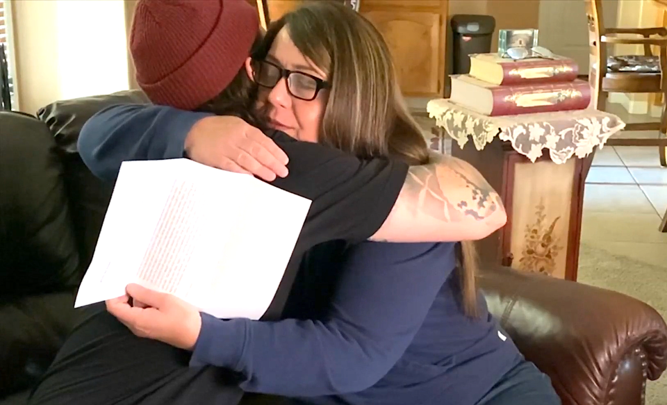 'American Idol' top seven contestant Dillon James hugs his mother Lindy after she reads his heartfelt letter. (Photo: ABC)