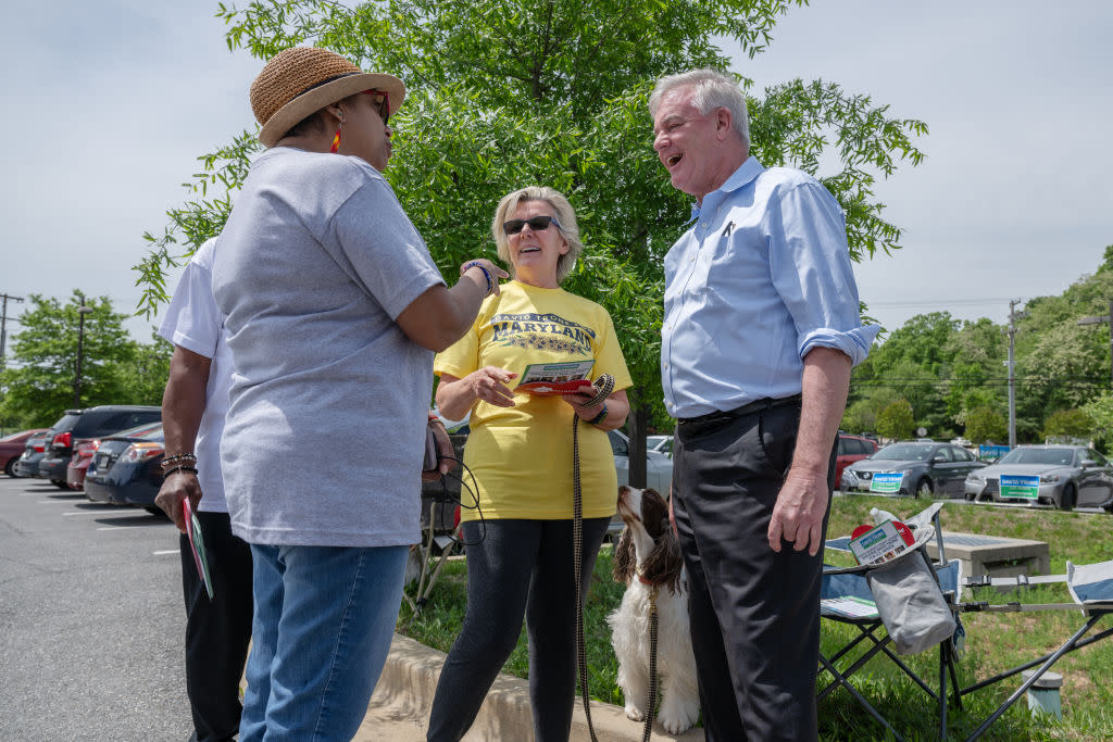 Amerikaanse vertegenwoordiger David Trone spreekt met campagnevrijwilligers in Laurel, Maryland, op 3 mei 2024. (Foto door Craig Hudson voor The Washington Post via Getty Images)