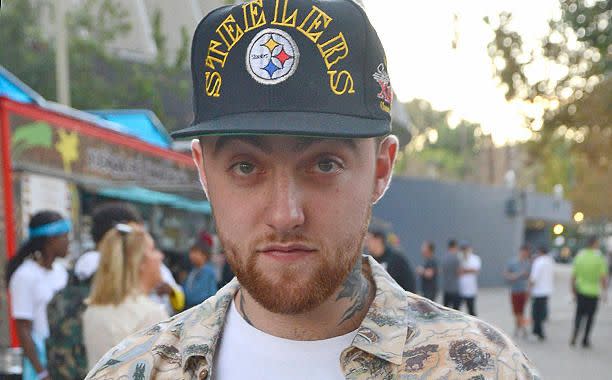 <p>Mientras Mac Miller encabezó las listas en 2011 con su single "Donald Trump”, el rapero hizo público su disgusto por Trump en marzo. En Nightly Show con Larry Wilmore, dijo en un monólogo: “Sólo tengo una cosa que decir: Yo te f-ing odio, Donald Trump. Así que querías demandarme, pero luego te diste cuenta de que no puedes demandar a alguien sólo por ser súper talentoso e increíblemente guapo. Decís que querés hacer grande a Estados Unidos de nuevo, pero todos sabemos lo que realmente significa: Prohibir a los musulmanes, discriminar a los mexicanos, que la vida de los negros no importen ¿Que Estados Unidos sea grande otra vez? Creo que usted quiere hacer un Estados Unidos blanco de nuevo. Vengo hoy aquí como un hombre blanco, con la esperanza de que tal vez me escuches. En otras palabras, dejame que te explique esto , racista hijo de put-”. “ Usted ve que está bajando el listón de inteligencia de nuestra nación ”, continuó Miller.“ Su único objetivo es permanecer en el centro de atención, no importa lo mucho que alimente el fuego de los grupos que odian y que al parecer no escucharon la historia del KKK y o de los neonazis. Usted tiene entre sus seguidores a gente que ataca a chicas negras porque, vamos, eso es ser americano. La cosa es que no sé si usted es malo realmente. Creo que usted es un egocéntrico- necesitado de atención- psicópata- sediento de poder- desperdicio de carne y huesos que permitiría, haría y diría cualquier cosa si eso le consigue un minuto más en el centro de atención”. “El tema es que eso dice mucho de nosotros como país – siguió-. Estamos mostrando nuestro verdadero rostro. No sólo estamos permitiendo que estas basuras te apoyen…Si somos lo suficientemente estúpidos como para elegirte, sé exactamente lo que todos van a decir: ‘Me estoy mudando a Canadá. No quiero vivir en un país donde Donald Trump es presidente. Me voy de aquí ’. Ya sabes lo que voy a hacer si te eligen? Yo me quedo aquí. Sí ¡No voy a ninguna parte! Voy a estar aquí todos los días diciéndole al mundo lo mucho que te odio, la clase de payaso que eres y cómo nosotros, como nación, seremos mejor de lo que pueda llegar a ser vos como racista porque amo a América y yo nunca se la entregaré a un troll como vos! ”</p>