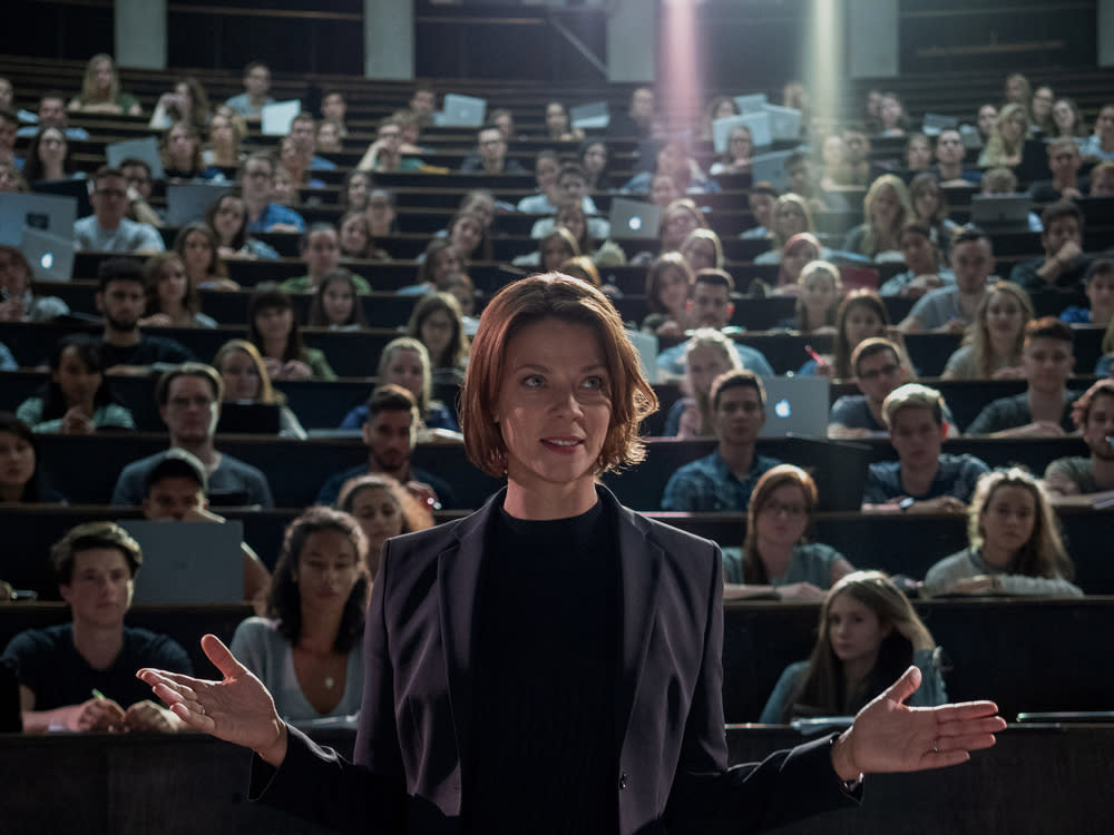 Jessica Schwarz als Uni-Dozentin und Bio-Wissenschaftlerin Prof. Tanja Lorenz in der neuen Netflix-Serie "Biohackers". (Bild: Netflix)