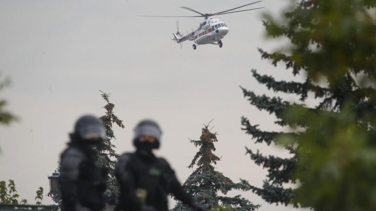 Ein Helikopter, in dem mutmaßlich Alexander Lukaschenko sitzt, landet nahe der Präsidenten-Residenz.