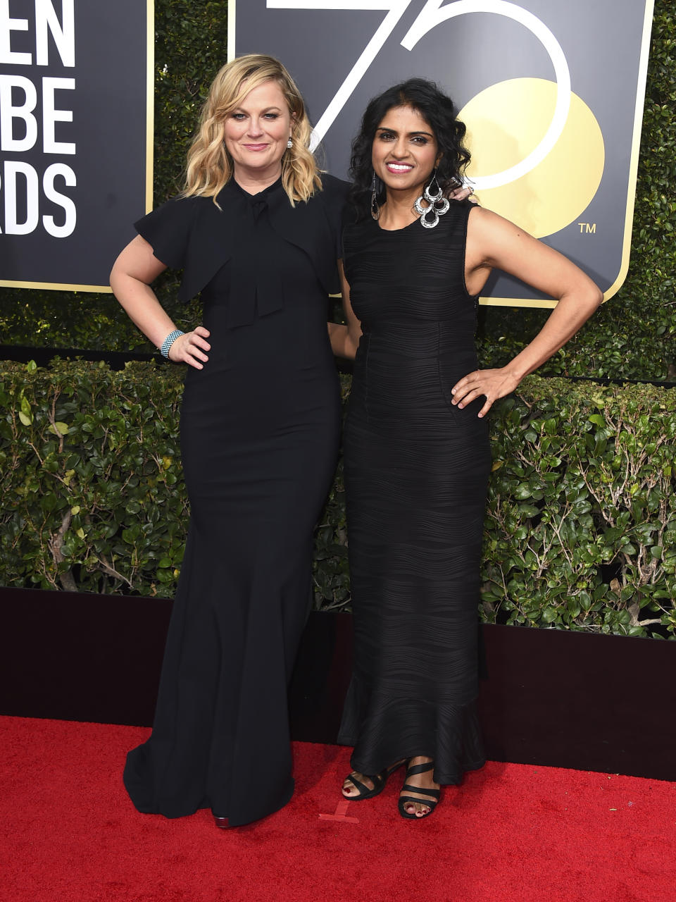 <p>Amy Poehler posó frente a los fotógrafos con Saru Jayaraman, una abogada, escritora y activista por los derechos de las trabajadoras en el sector de la restauración. (Foto: Gtres). </p>