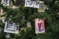 L'albero è stato installato nell'ambito di una campagna voluta dall'Associazione dei tour operator di Chernobyl. Ad addobbarlo sono stati gli ex residenti della cittadina, che hanno portato anche loro decorazioni. (Photo by Maxym Marusenko/NurPhoto via Getty Images)