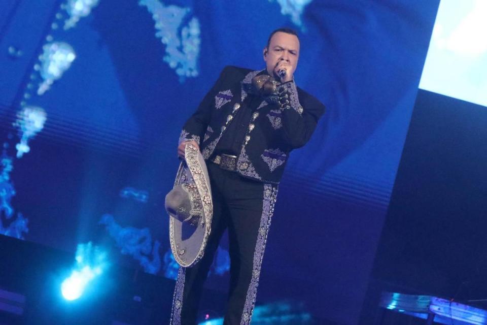Pepe Aguilar returned alone to the stage with a show that did not disappoint his fans in the Central Valley, delighting his audience at the Save Mart Center in Fresno on Saturday, July 22 with hits from throughout his career during two hours of pure Mexican music.
