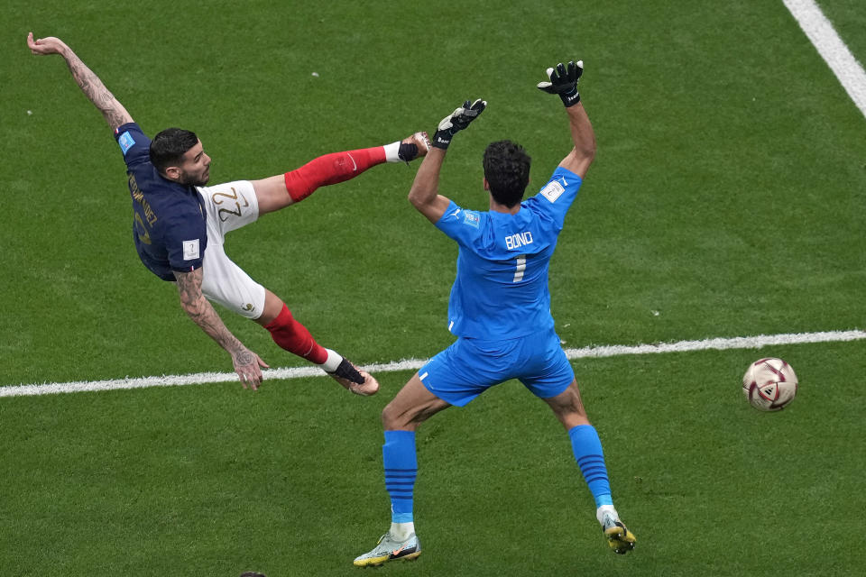 Theo Hernández (izquierda) anota el primer gol de Francia ante Marruecos en la semifinal del Mundial, el miércoles 14 de diciembre de 2022, en Jor, Qatar. (AP Foto/Thanassis Stavrakis)