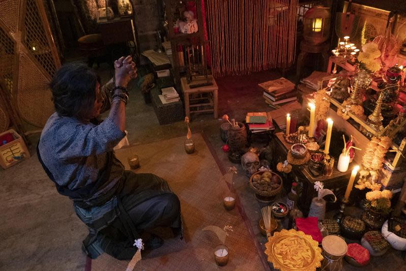 飾演「盲婆」的黃柔閩在美術陳設逼真的泰國「古曼童」祭壇前祭拜。　（華影提供）