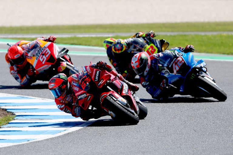 Francesco Bagnaia, el nuevo líder del Mundial, batalla con Álex Rins, el ganador en Phillip Island