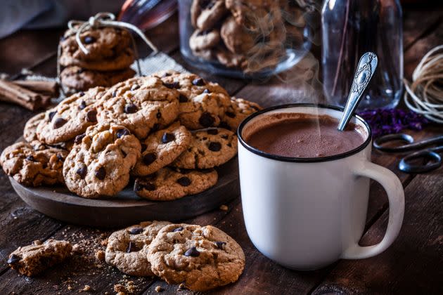 Taza de chocolate caliente, acompañada de galletas con pepitas de chocolate. (Photo: fcafotodigital via Getty Images)