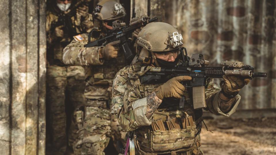 Members of the 7th Special Forces Group (Airborne) conduct casualty evacuation training on Camp Bull Simons, Fla., Feb. 25, 2021. (Spc. Aaron Schaeper/Army)