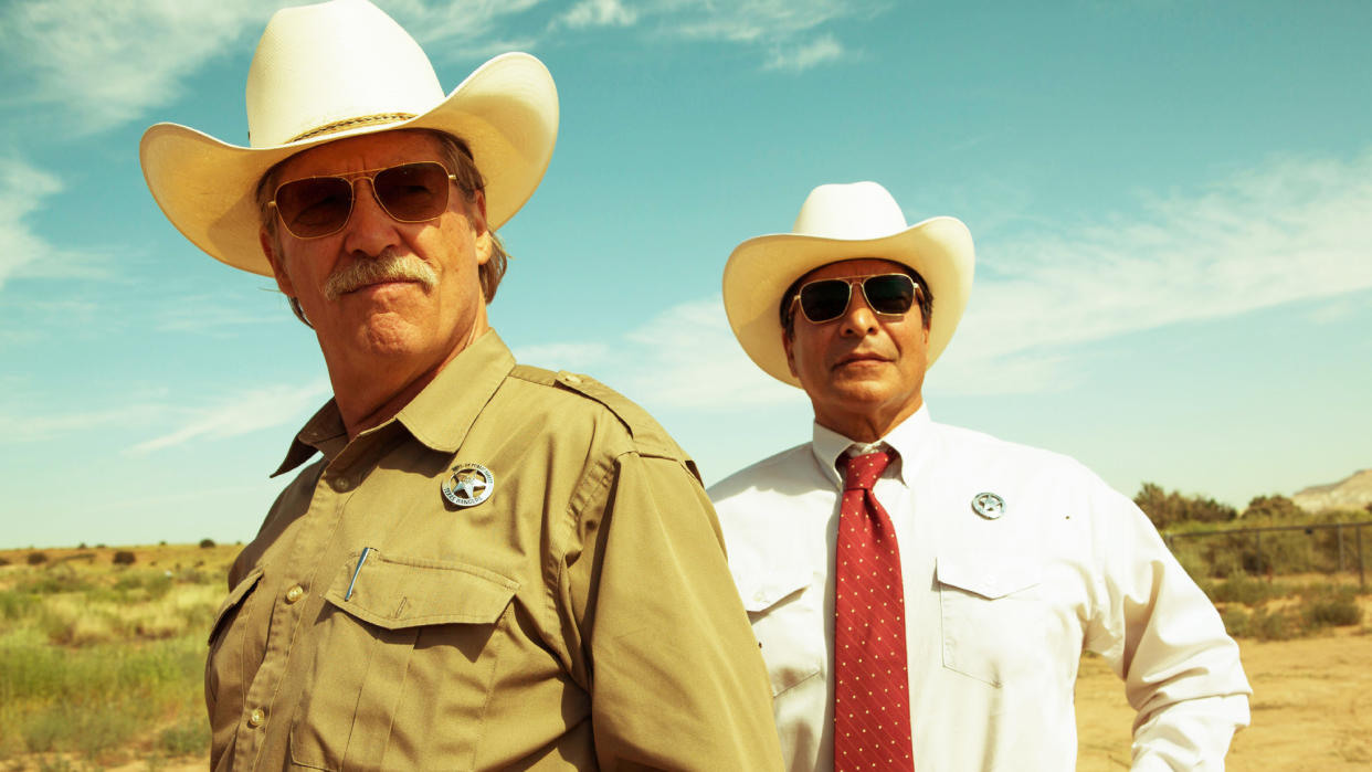  Jeff Bridges and Gil Birmingham in Hell or High Water . 