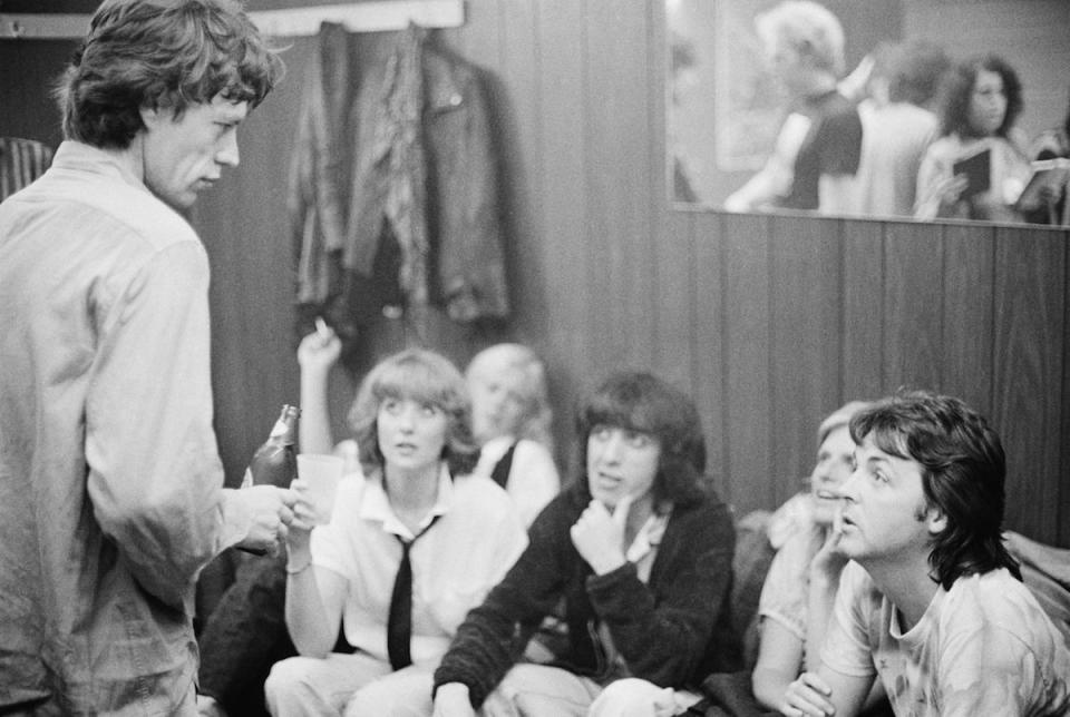 <p>Paul and Linda McCartney (right) backstage with Mick Jagger (left) and Bill Wyman (centre) at a Rolling Stones concert at The Palladium, New York City, June 19, 1978.</p>