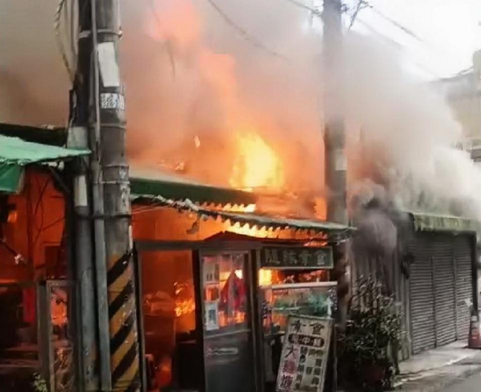 台中太平區中平七街一間素食麵攤，昨日疑因換瓦斯桶不慎傾倒發生火警，造成一旁的皮件店陷入火海。（記者陳金龍攝）