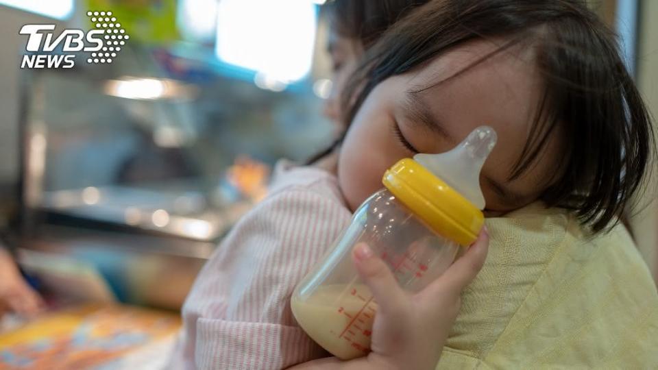 使用塑膠奶瓶，會使嬰兒攝入大量塑膠微粒。（示意圖／shutterstock 達志影像）