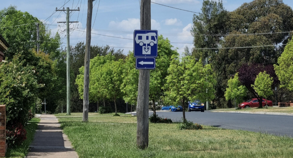 A road sign in Bathurst showing a caravan image with an arrow pointing down. Source: Reddit. 