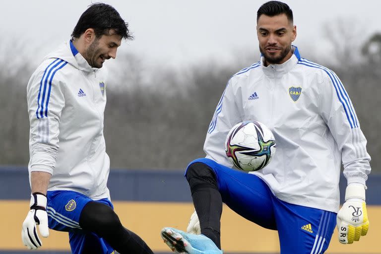 Chiquito Romero con Javier García, en el primero entrenamiento del exarquero de la selección con los colores de Boca; ambos tuvieron un pasado en Racing