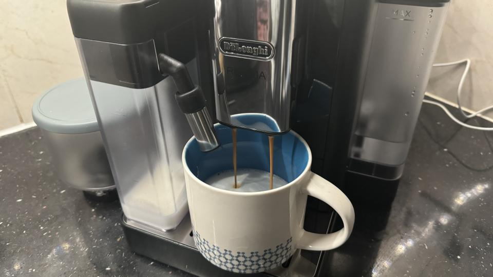 De'Longhi Rivelia making a coffee