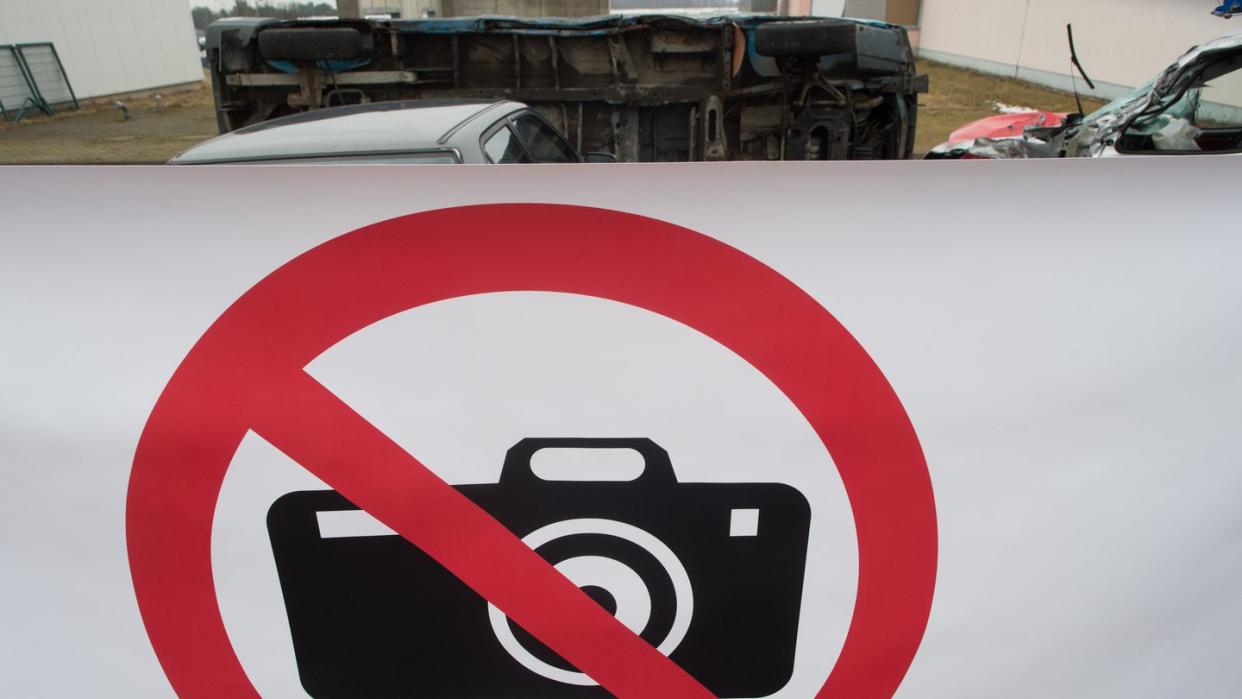 Einsatzkräfte wehren sich mittlerweile mit Sichtschutzplanen gegen Gaffer. Besser wäre es, wenn keiner gaffen würde. Foto: Klaus-Dietmar Gabbert/Symbolbild