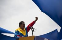 El presidente encargado de Venezuela, Nicolás Maduro, estrenó el domingo una cuenta en Twitter desde donde intentará llenar el espacio virtual dejado por su mentor Hugo Chávez, el mismo día que la televisión estatal volvió a transmitir "Aló Presidente", el famoso programa que catapultó como líder mediático al fallecido mandatario. (AFP | Ronaldo Schemidt)