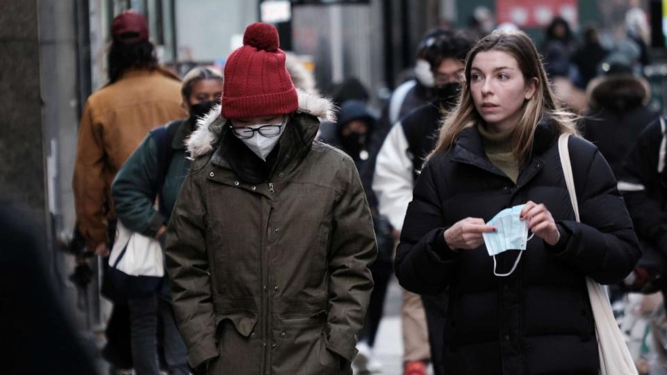 PHOTO: People wear face masks in Manhattan on Nov. 29, 2021 in New York City. (Spencer Platt/Getty Images, FILE)