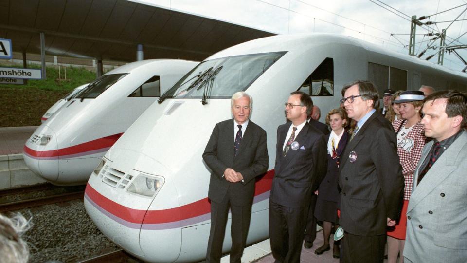 Der damalige Bundespräsident Richard von Weizsäcker (links) bei der feierlichen Inbetriebnahme der ICE-Züge im Bahnhof in Kassel-Wilhelmshöhe am 29.05.1991.