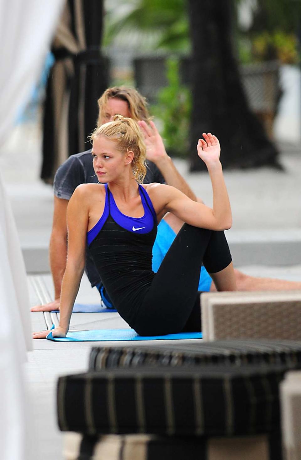 Y también, un poco de yoga para relajarse después de las luces, el maquillaje y los fotógrafos.