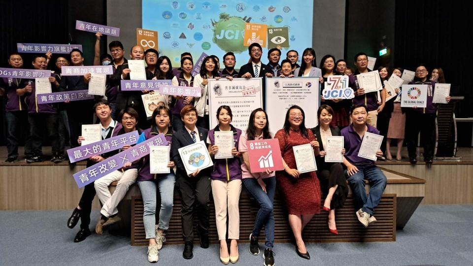桃園市大溪國際青年商會與十大傑出青年得主共同發起「2023物資循環行動計畫」&「地球日碳中和挑戰行動」。（青商會提供）