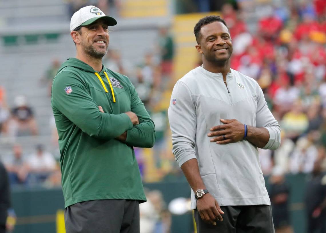 Former Green Bay Packers Aaron Rodgers, left, and Randall Cobb will reportedly reunite with the New York Jets.