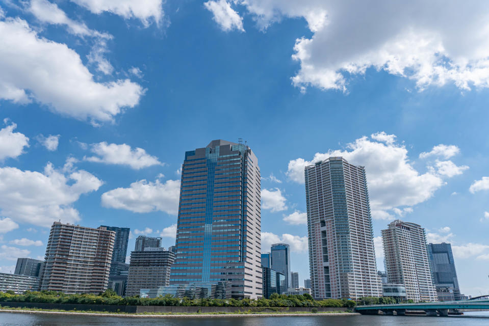 江東區屬於臨海地帶，該處建成了不少寫字樓和高層住宅。