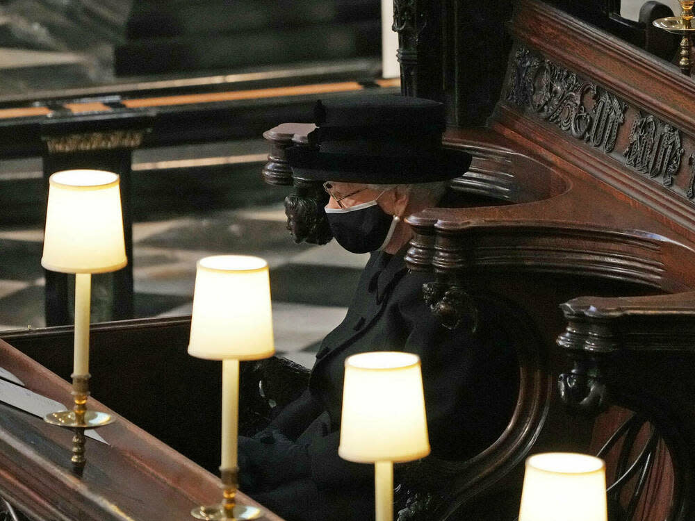 Die Bilder der einsamen Queen auf Prinz Philips Beerdigung gingen um die Welt (Bild: imago images/i Images)