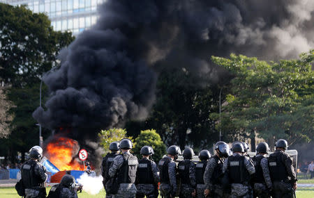 Riot police officers clash with demonstrators during a protest against President Michel Temer and the latest corruption scandal to hit the country, in Brasilia, Brazil, May 24, 2017. REUTERS/Paulo Whitaker