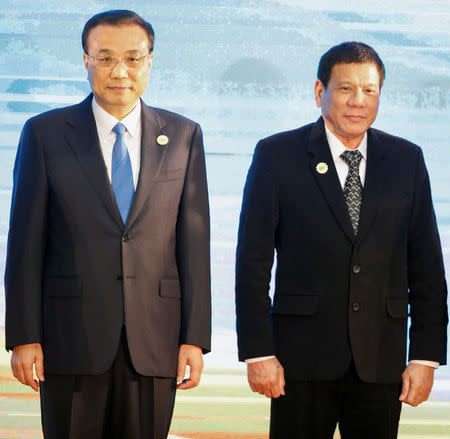 Chinese Premier Li Keqiang and Philippines President Rodrigo Duterte pose for photo during the ASEAN Plus Three Summit in Vientiane, Laos September 7, 2016. REUTERS/Soe Zeya Tun