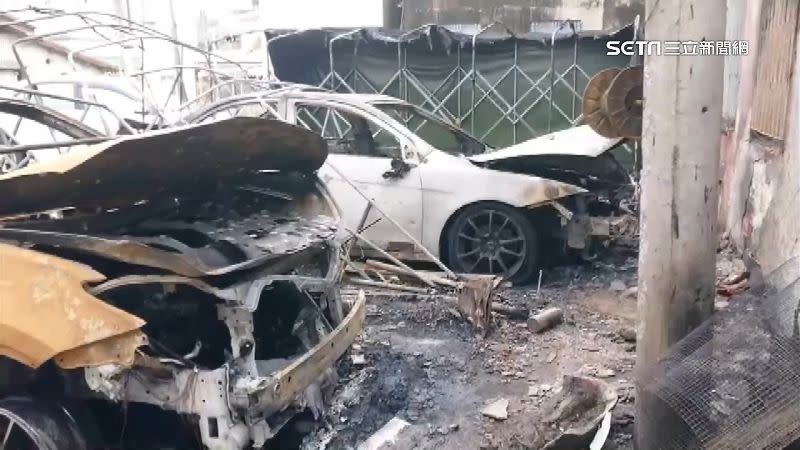 兩輛轎車被燒得幾乎只剩骨架。