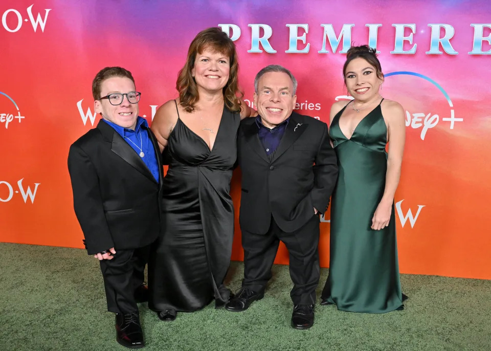  (LR) Harrison Davis, Samantha Davis, Warwick Davis y Annabelle Davis asisten a la nueva serie de Lucasfilm e Imagine Entertainment