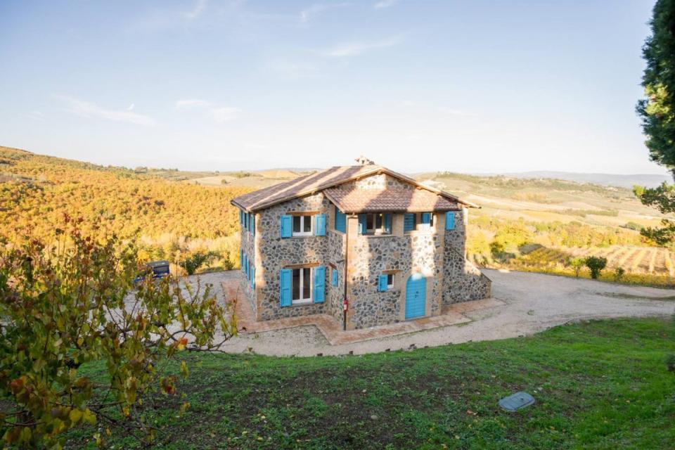 This five-guest country house has a terrace overlooking the rolling vineyard hills (Airbnb Community)