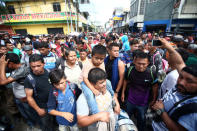 Honduran migrants, part of a caravan trying to reach the U.S., gather near the border with Mexico, in Tecun Uman, Guatemala October 19, 2018. REUTERS/Edgard Garrido