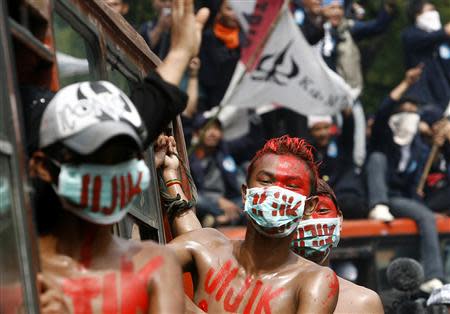 Protesters take part in a rally during International Anti-Corruption Day in front of the presidential palace in Jakarta in this December 9, 2009 file photo. REUTERS/Supri/Files