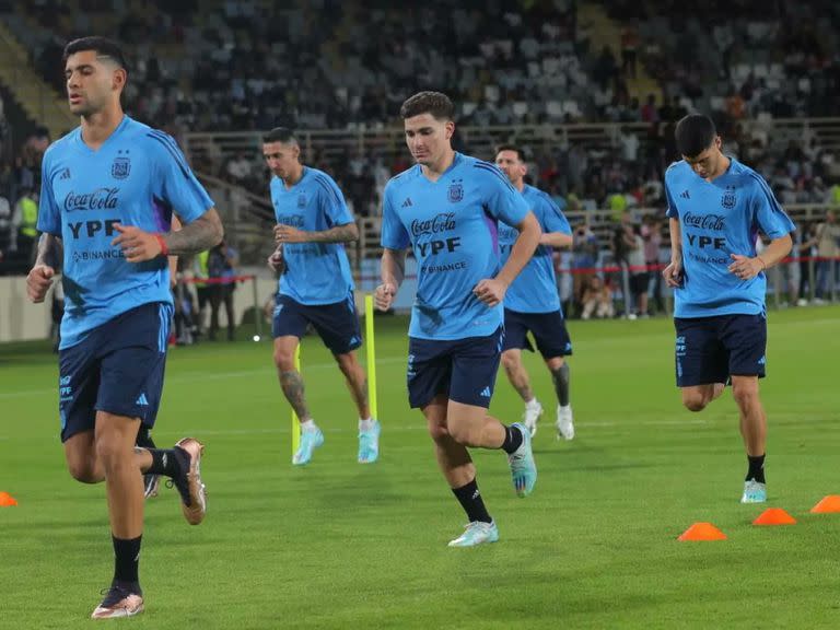 La selección argentina hizo un entrenamiento abierto en Emiratos Árabes Unidos