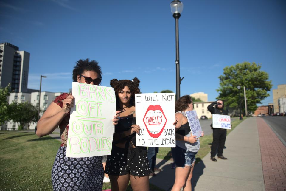 Leo (Raven) Byron (right) and sister Brooklyn (left) at the We Dissent gathering in Utica protesting the overturning of Roe v. Wade.
(Photo: MARIA M. SILVA/OBSERVER-DISPATCH)