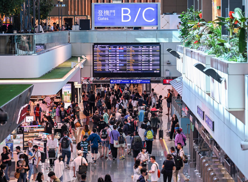 端午節連續假期第一天，桃園機場湧現出國旅遊人潮，22日當日的出入境預報量逾11萬人次，不少旅客都是攜家帶眷全家出動，趁著端午連假開啟疫後久違的出國旅遊。（陳麒全攝）