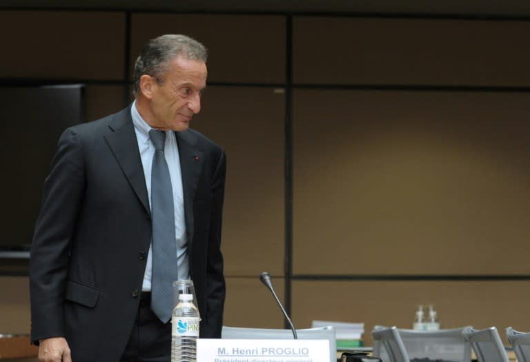 Le PDG d'EDF, Henri Proglio, arrive pour son audition devant une commission d'enquête parlementaire sur les prix de l'électricité, à Paris le 22 octobre 2014 (ERIC PIERMONT)